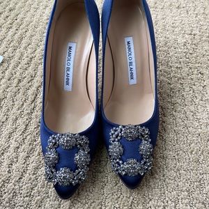 NWT Manolo Blahnik Hangisi Navy Satin Pumps